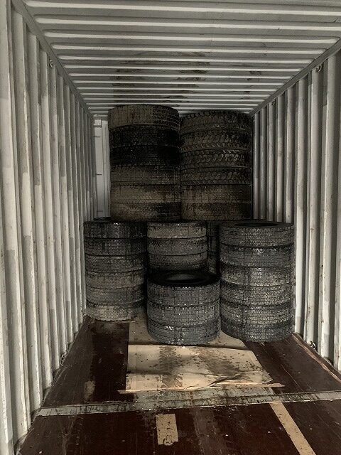 Loading image when exporting used tires(to South Asia)