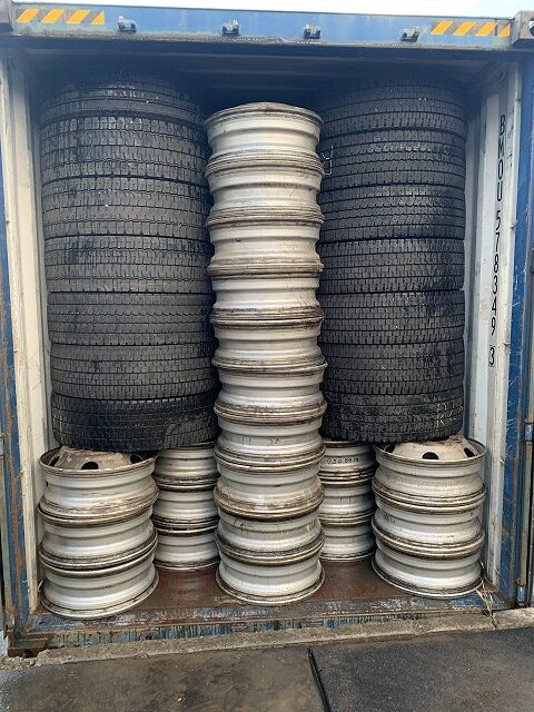 Loading image when exporting used tires(to South Asia)